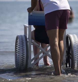Een gehandicapte op het strand van Punta Marina Terme (Ravenna)